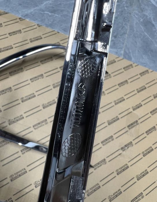 Молдинг решетки Камри 75 оригинал