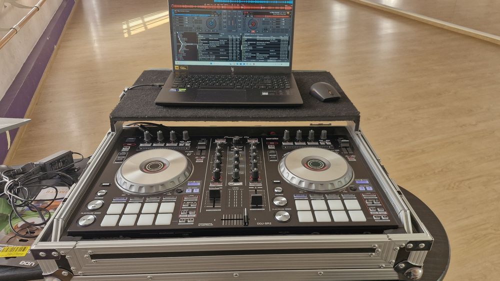 Consola Dj, Pioneer DDJ-SR2 plus Flyght Pro Case
