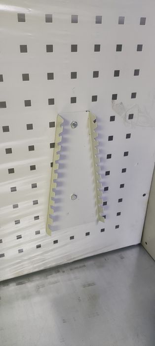 Стол-верстак с перфорированной панелью