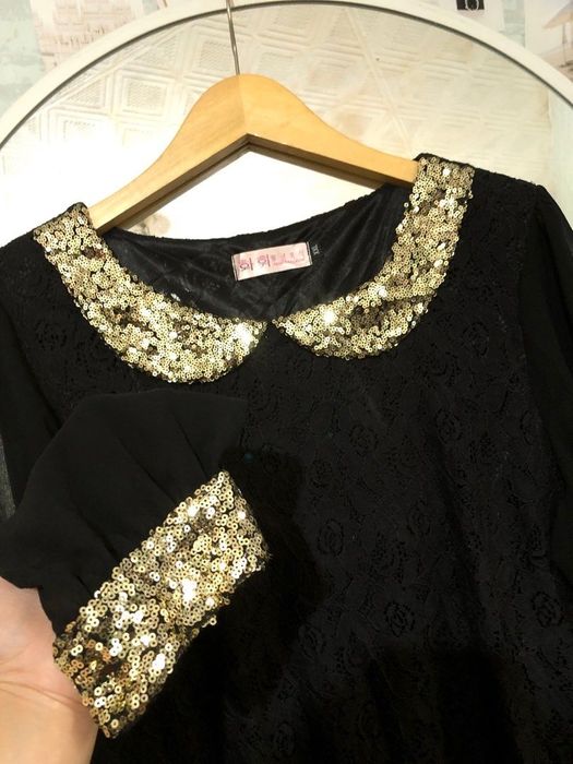 Bluza sobră și elegantă cu manșete și guler cu paiete