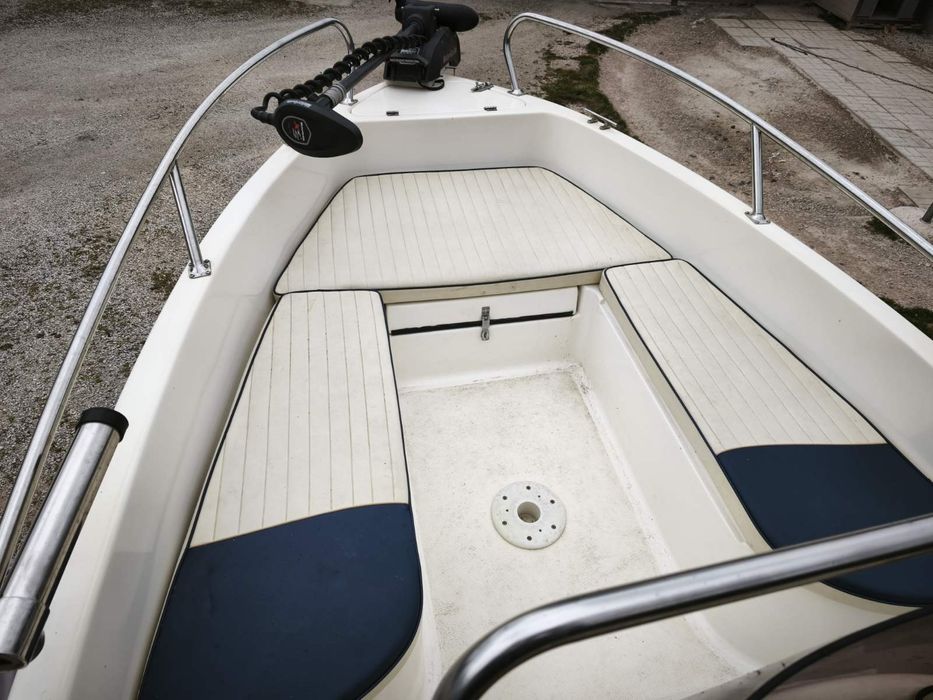 Лодка BELUGA 430 с двигател и Колесар напълно оборудванаа