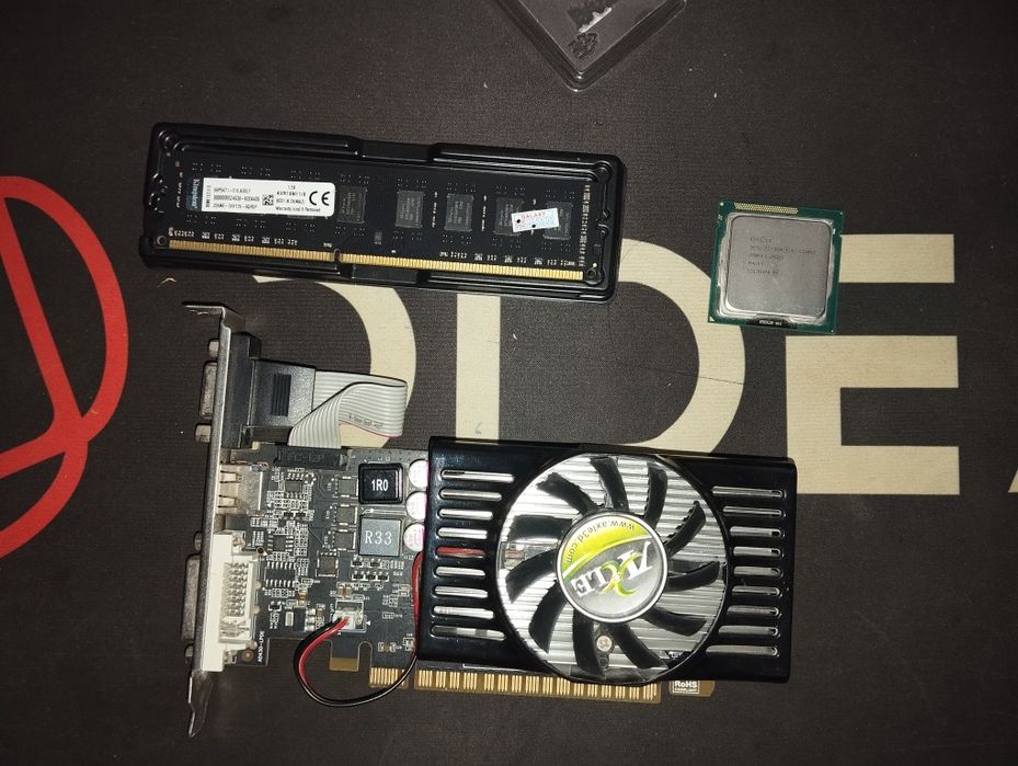 3 tasi birda GT 430.   DDR 3 8GB .e3-1230v2