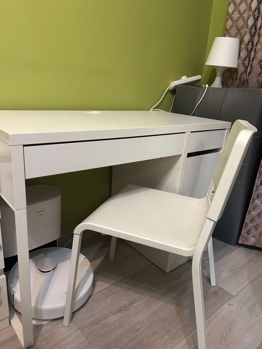 Продаю оригинальный стол IKEA вместе со стульчиком.