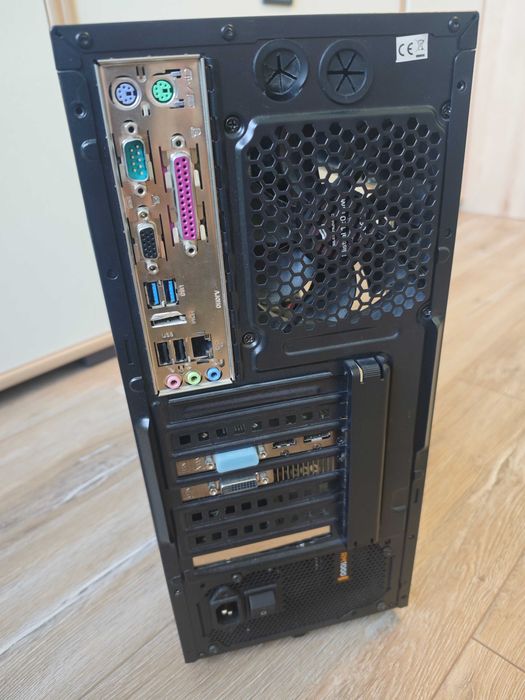 Компютър, работещ. Може и на части