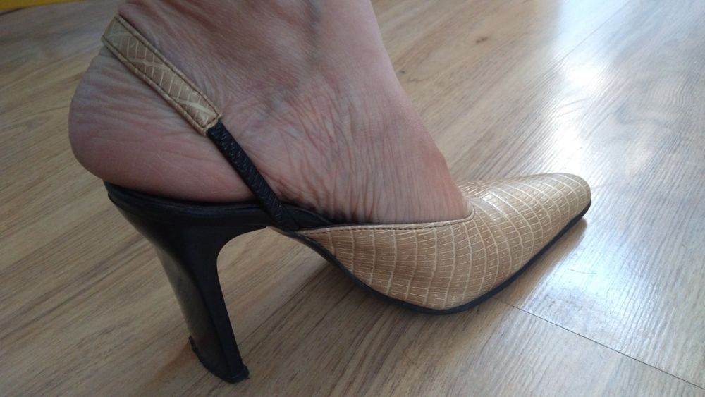 Златисти обувки с ток