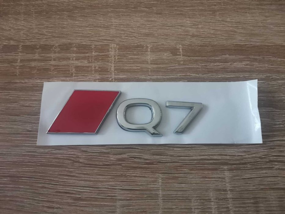 сребриста емблема Audi Q7 нов стил