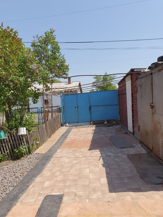 Продаётся полдома