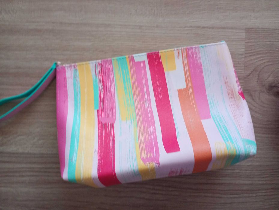 Дамски аксесоари: чанта, несесер, раница