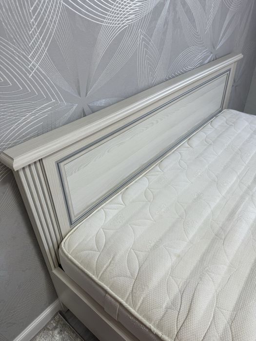 Двуспальняя кровать