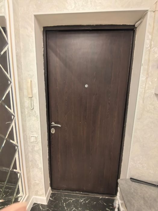 Входная дверь продается