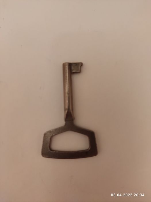 Ножницы и ключ для серванта