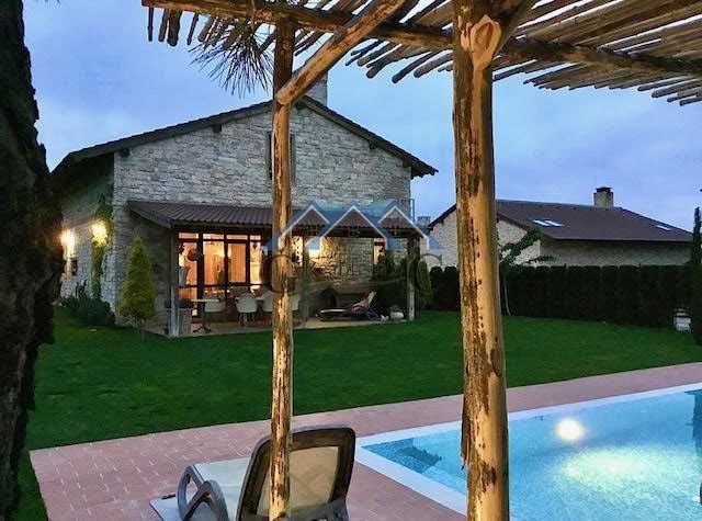 Къща 330м2, 2 гаража, басейн,5 спални, двор 675м2, 440000евро,Приселци