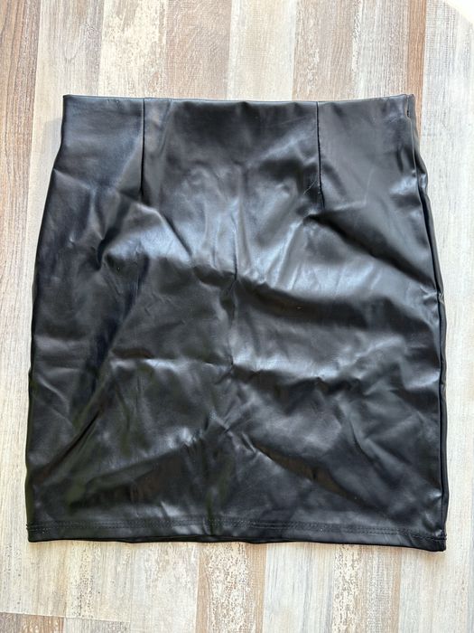 Кожена пола и велурен топ ‼️Нови М размер