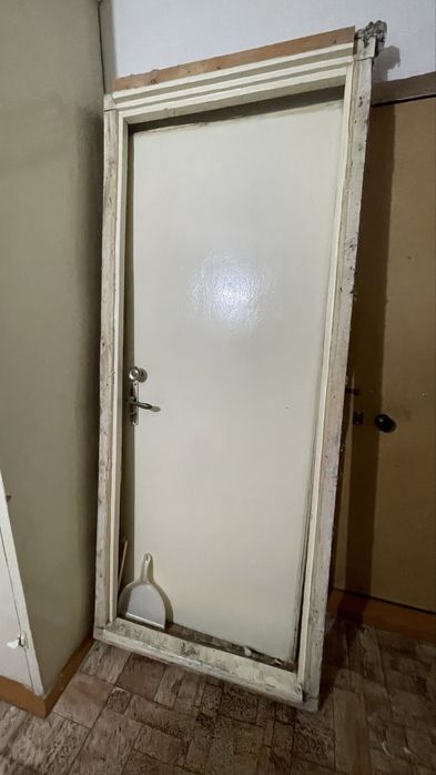 Продам входную деревянную дверь