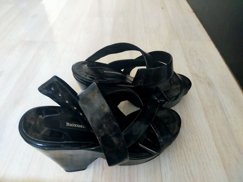 Продаю новые танкетки женские