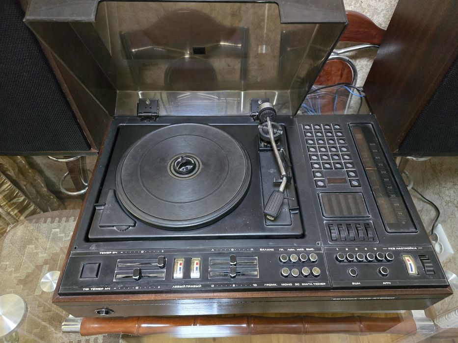 Продается виниловый проигрыватель ESTONIA-008