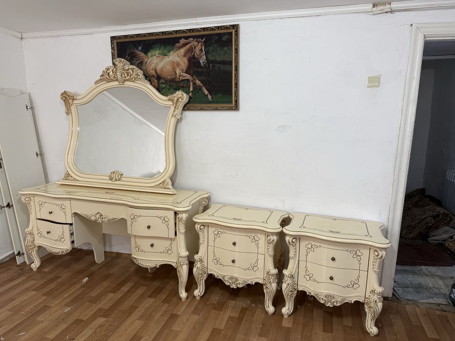 Кровать и тумбочки спальная