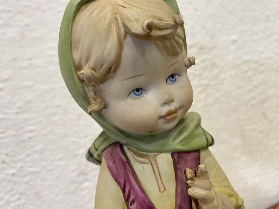 Стара италианска фигура от порцелан .