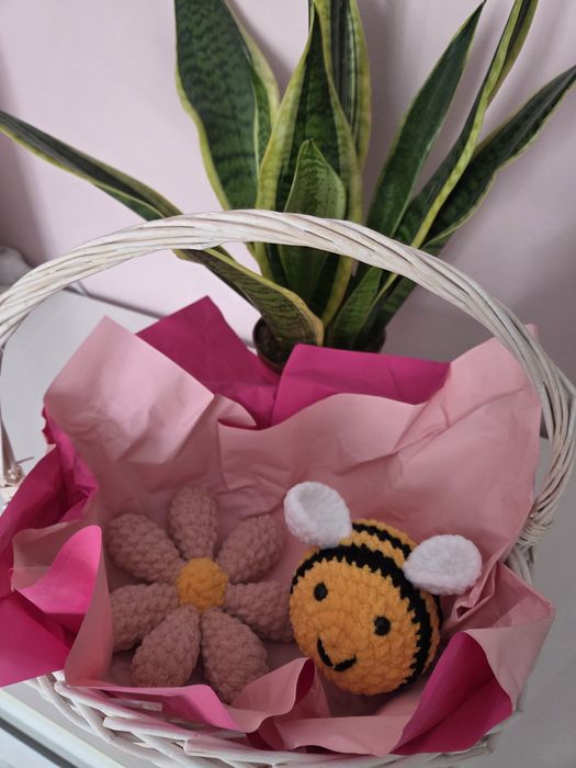 Ръчно плетени плюшени играчки – Пухкава Пчеличка и Цвете (Амигуруми)