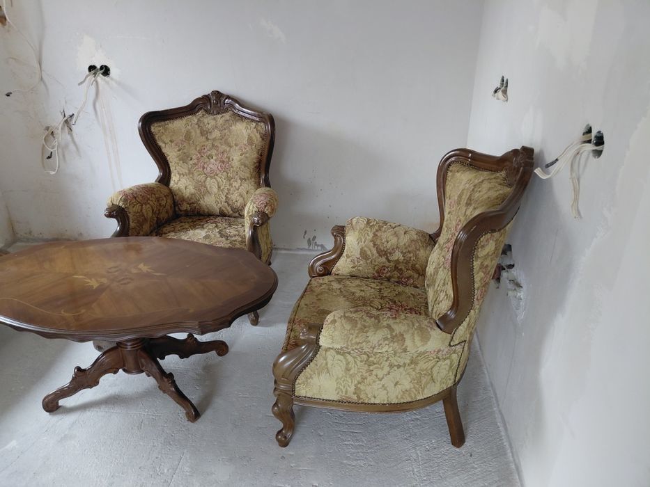 Античен бароков комплект от 3 кресла и маса