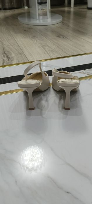 Босоножки бежевые