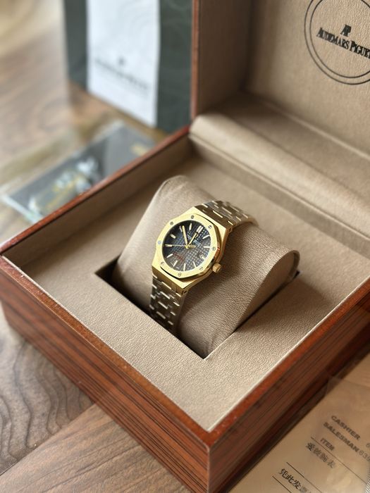 Audemars Piguet Yellow Gold And Black 33 mm Quartz - дамски модел