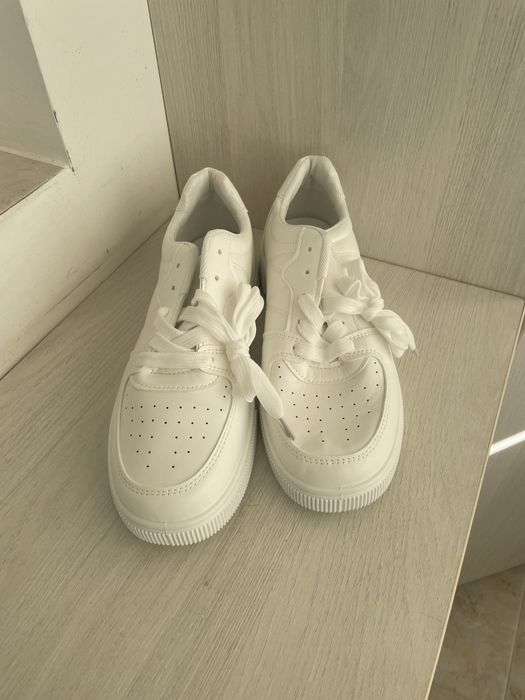 Кроссовки новые, р. 40-41