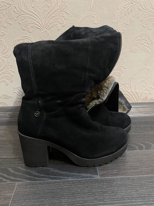 Продам замшевые сапоги 35 размер