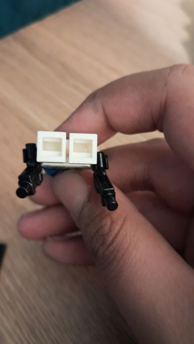 Это Лего мини фигурка капитан рэкса