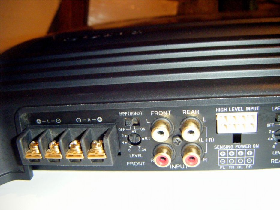 Продавам субуфер pioneer ts-xw 205+автоусилвател-Sony XM-ZR604.