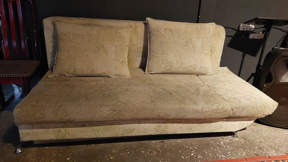 Продам два дивана б/у