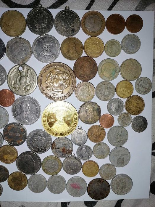 Vând bani vechi monede și bancnote