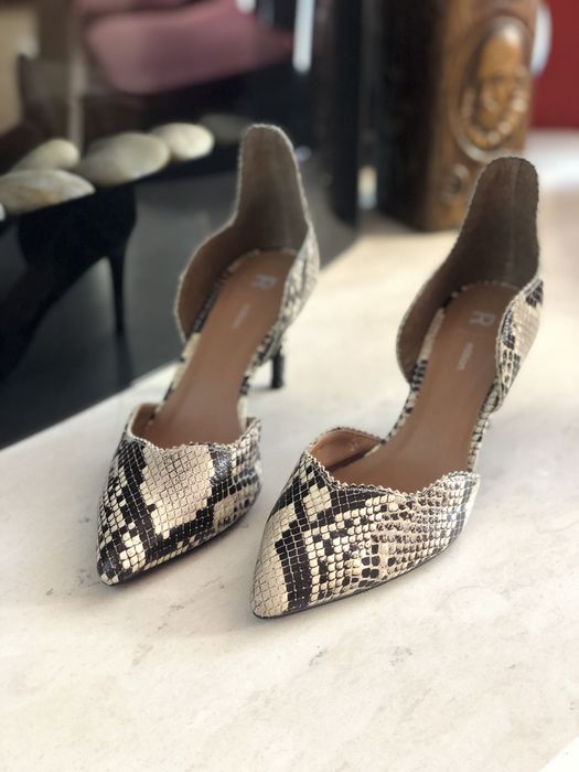 Токчета змийска кожа