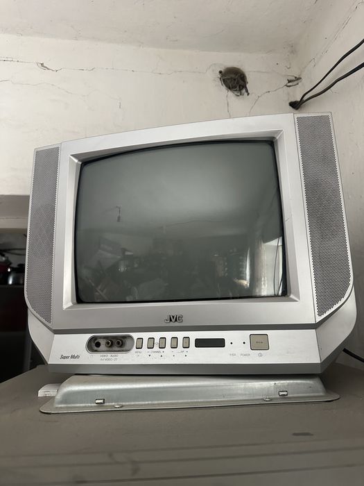 Телевизор JVC в рабочем состоянии