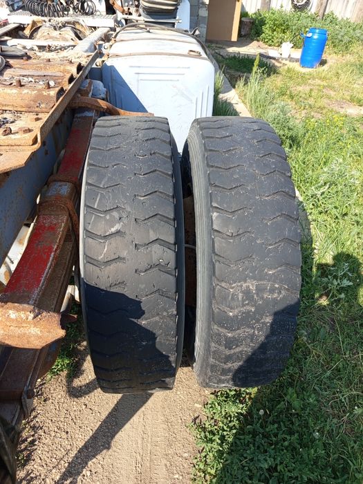 Продам резину с дисками самосвал китаец  13 R22.5