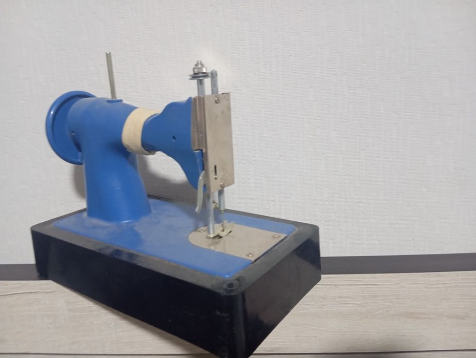 Детская швейная машинка советских времён