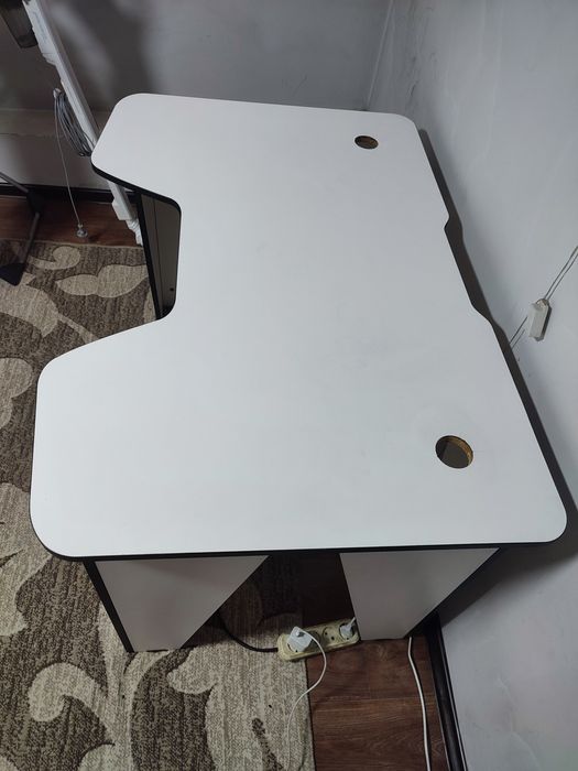 Компьютерный стол для геймера.