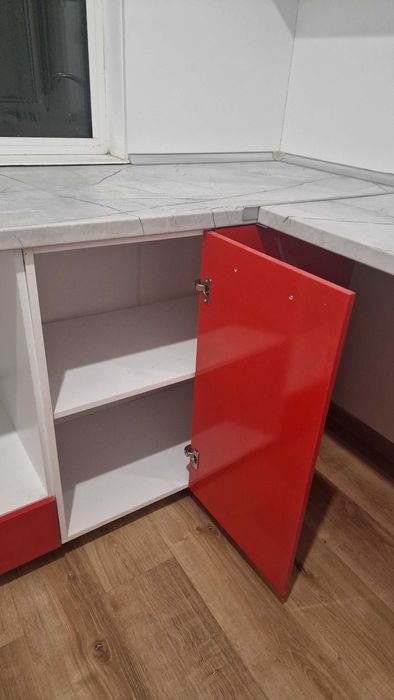 Червена кухня с шкафове