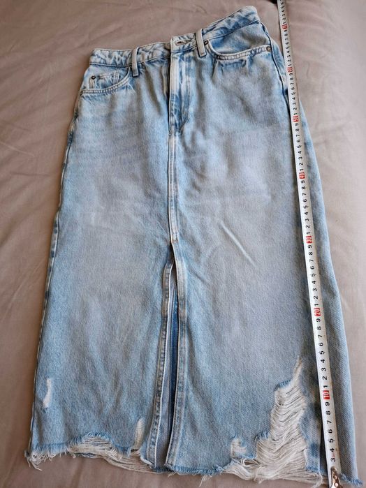 ZARA, Дънкова пола с декоративни скъсвания и разнищен подгъв.