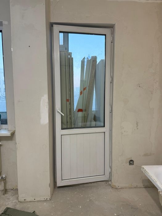 Пластиковые окна и дверь б/у