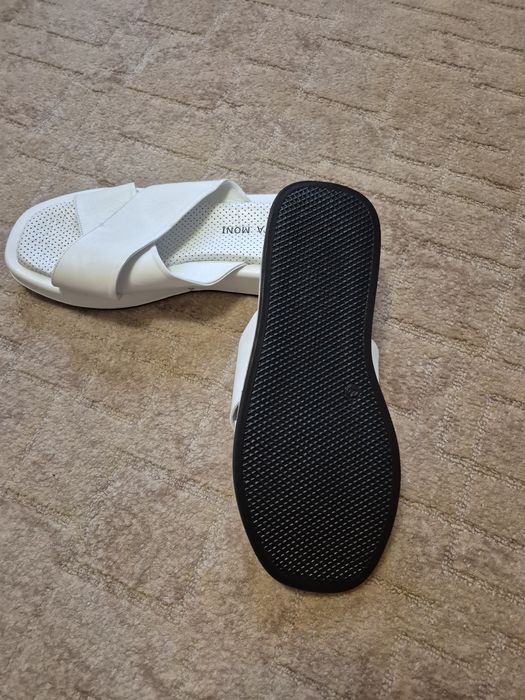 Продам шлепки кожанные новые.