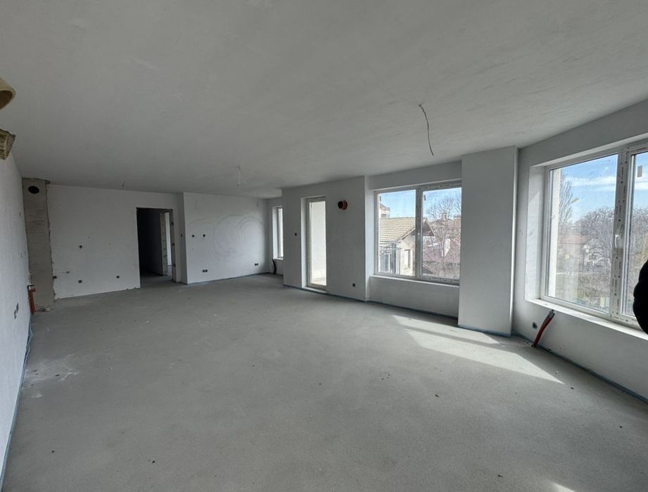 Просторен четиристаен апартамент в ж.к. Карпузица!