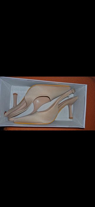 Токчета в цвят нюд