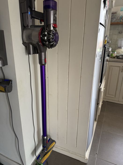 Vand Dyson v8 stare f buna cu perie fluffy led