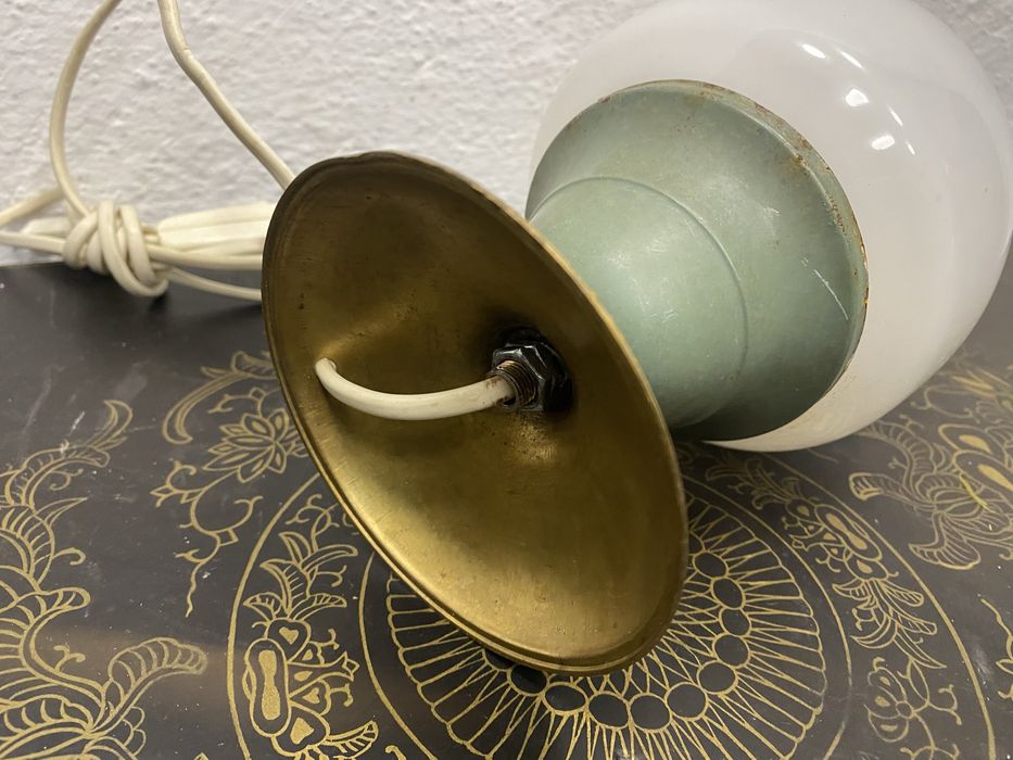 Италианска бастолна лампа с млечно бяло стъкло