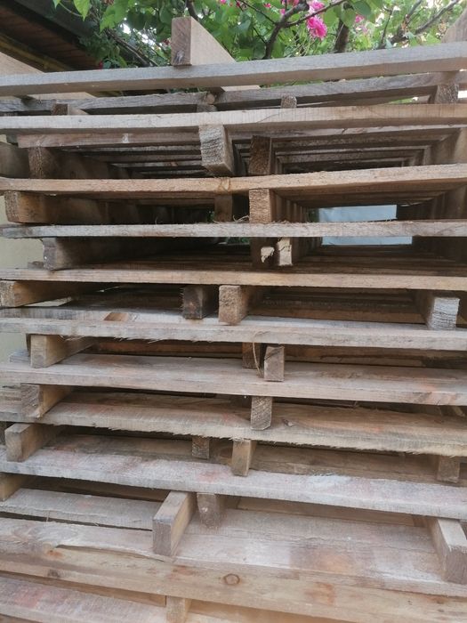 Vând paleti din lemn folosiți în stare buna