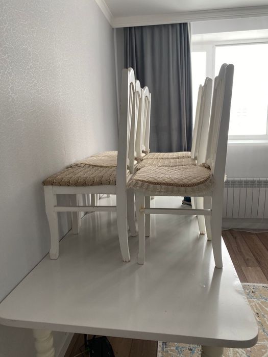 Стол 6 шт стулями и диван