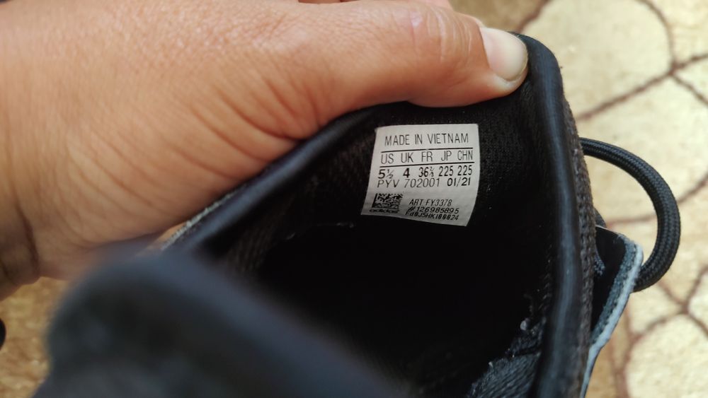 Vând adidași impecabili