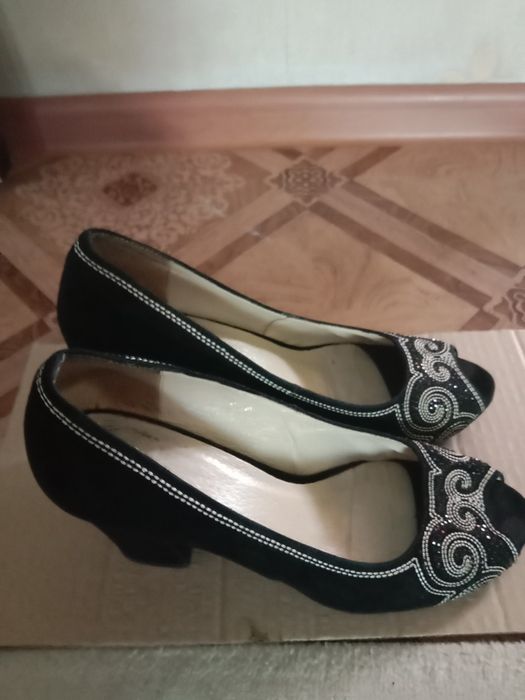 Женская обувь (туфли)