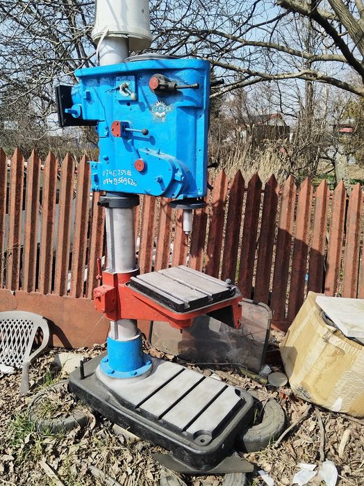 Mașina de găurit cu coloana 700 kg